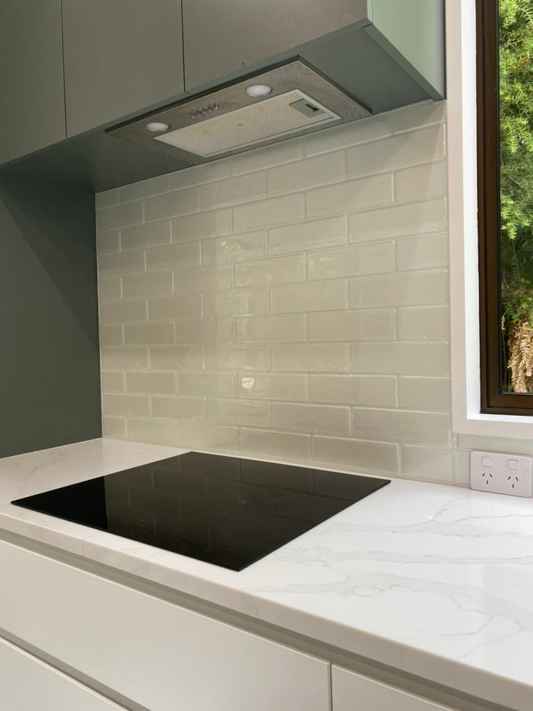 5E93E4F4-ACD6-45C1-8282-DFF69924ED96_1_105_c.jpegSilver white pearl subway tile subscape glass splashback for kitchen